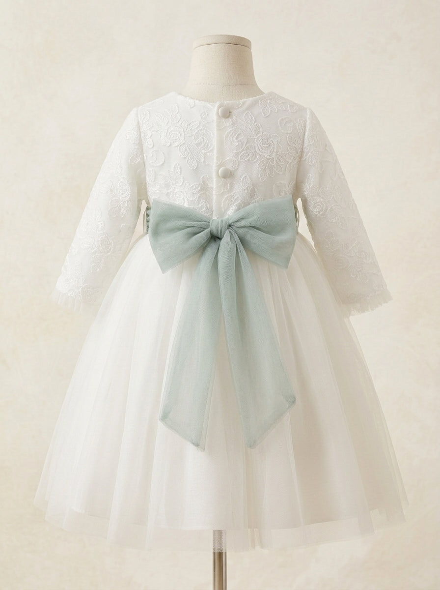 Vestido blanco roto cuerpo tul bordado floral y fajin verde