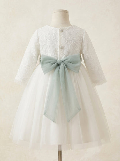 Vestido blanco roto cuerpo tul bordado floral y fajin verde