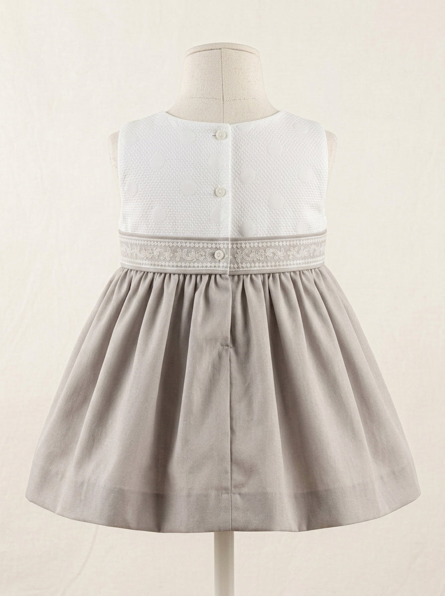 Vestido blanco y raso tostado con fajin y puntilla