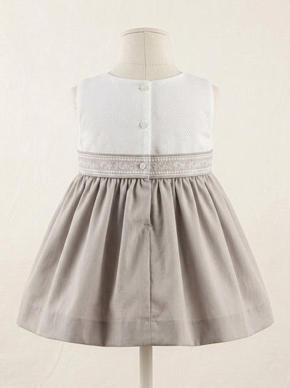 Vestido blanco y raso tostado con fajin y puntilla