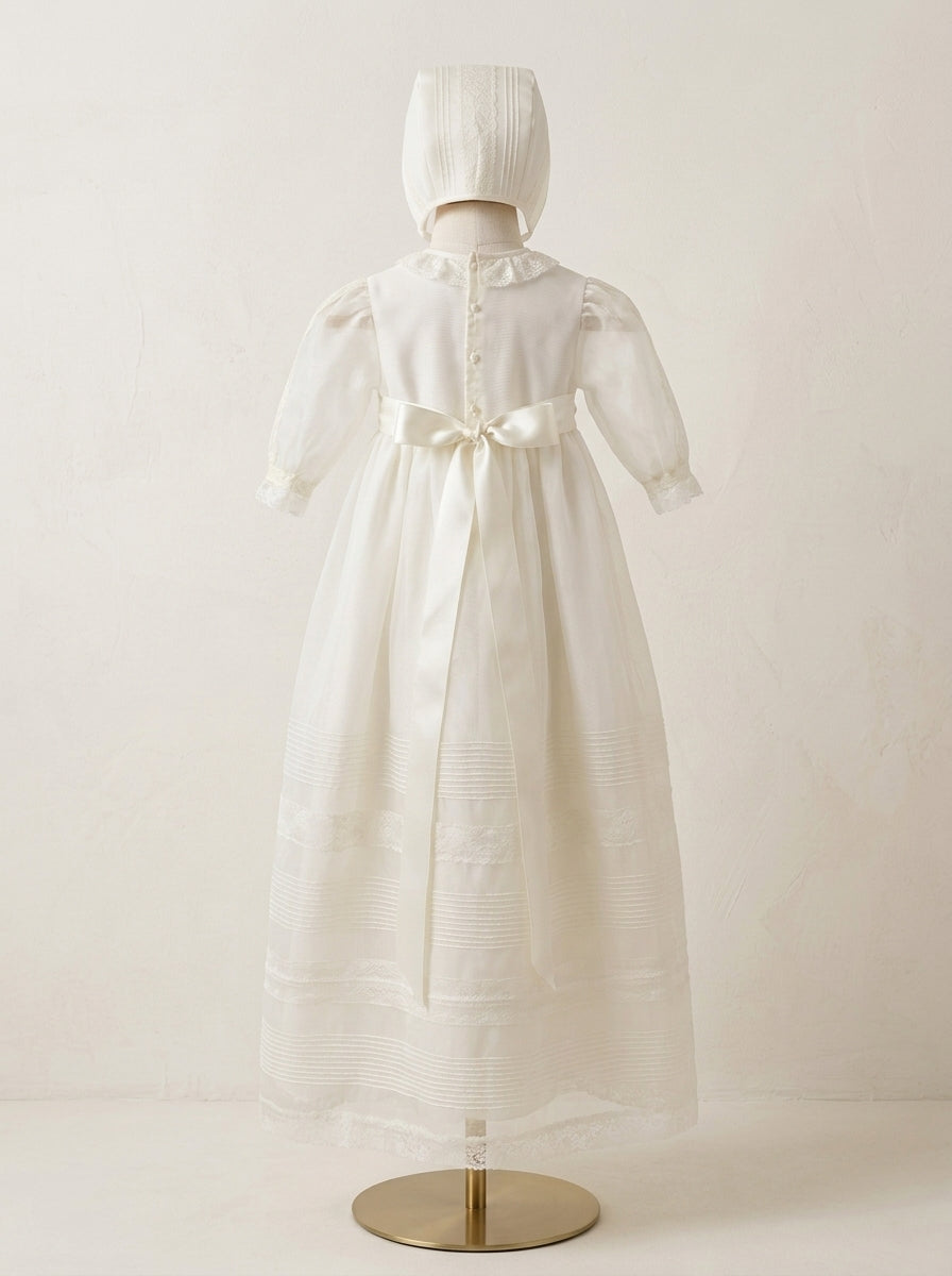 Faldón organza beige con lorzas y vainicas, capota y capa