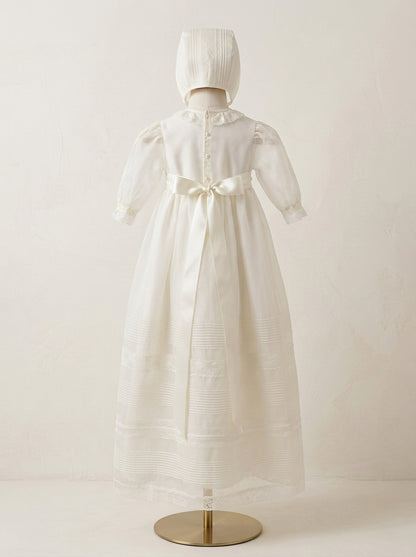 Faldón organza beige con lorzas y vainicas, capota y capa