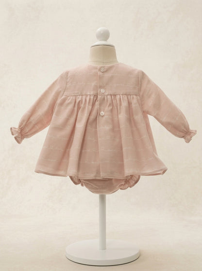 Vestido rosa con letras blancas y capota "Aladdin"