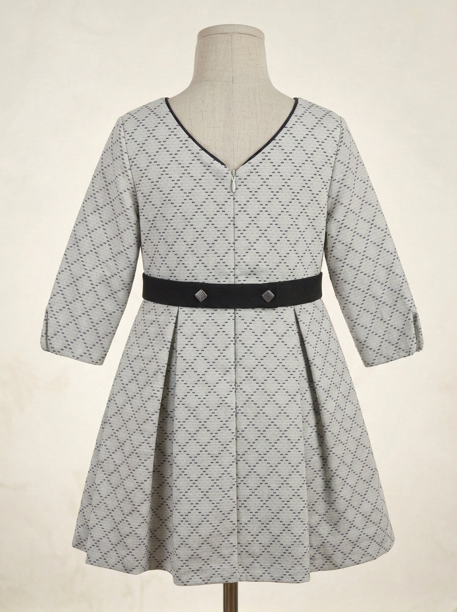 Vestido blanco con rombos negros y fajin con lazo negro