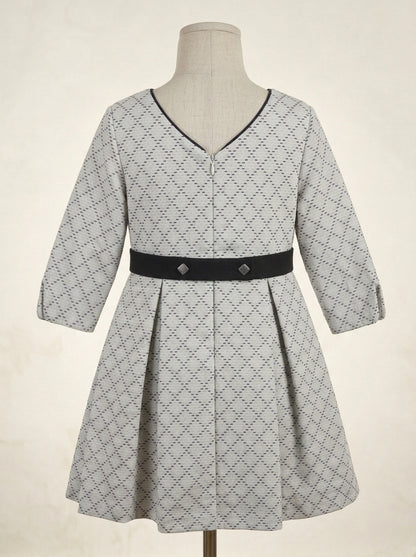 Vestido blanco con rombos negros y fajin con lazo negro
