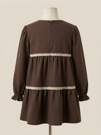 Vestido marrón chocolate con puntilla beig entre cortes