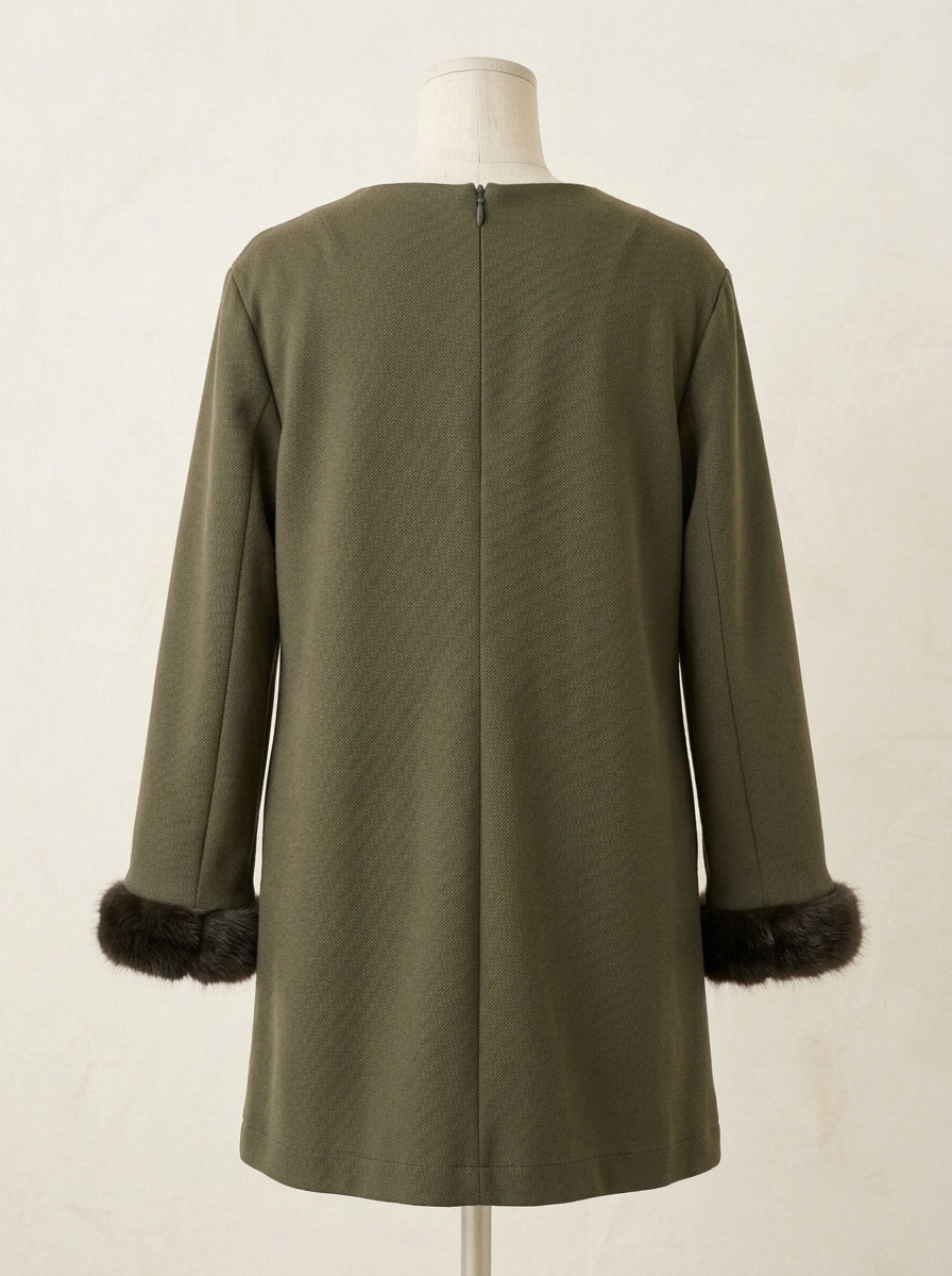 Vestido verde recto con puños de pelo y lazito al tono