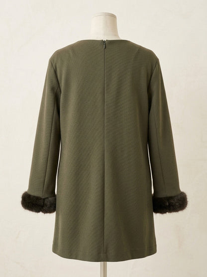 Vestido verde recto con puños de pelo y lazito al tono