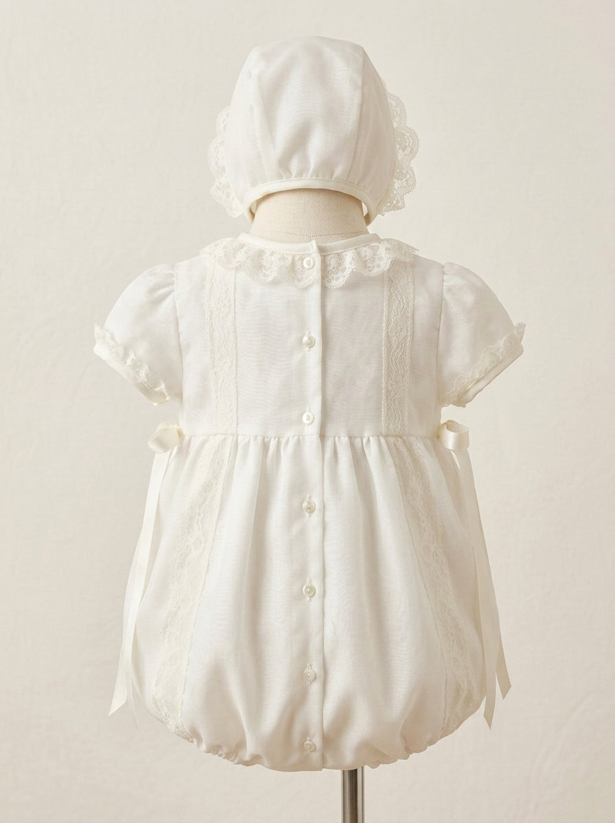 Pelele organza beig con puntillas y capota a juego