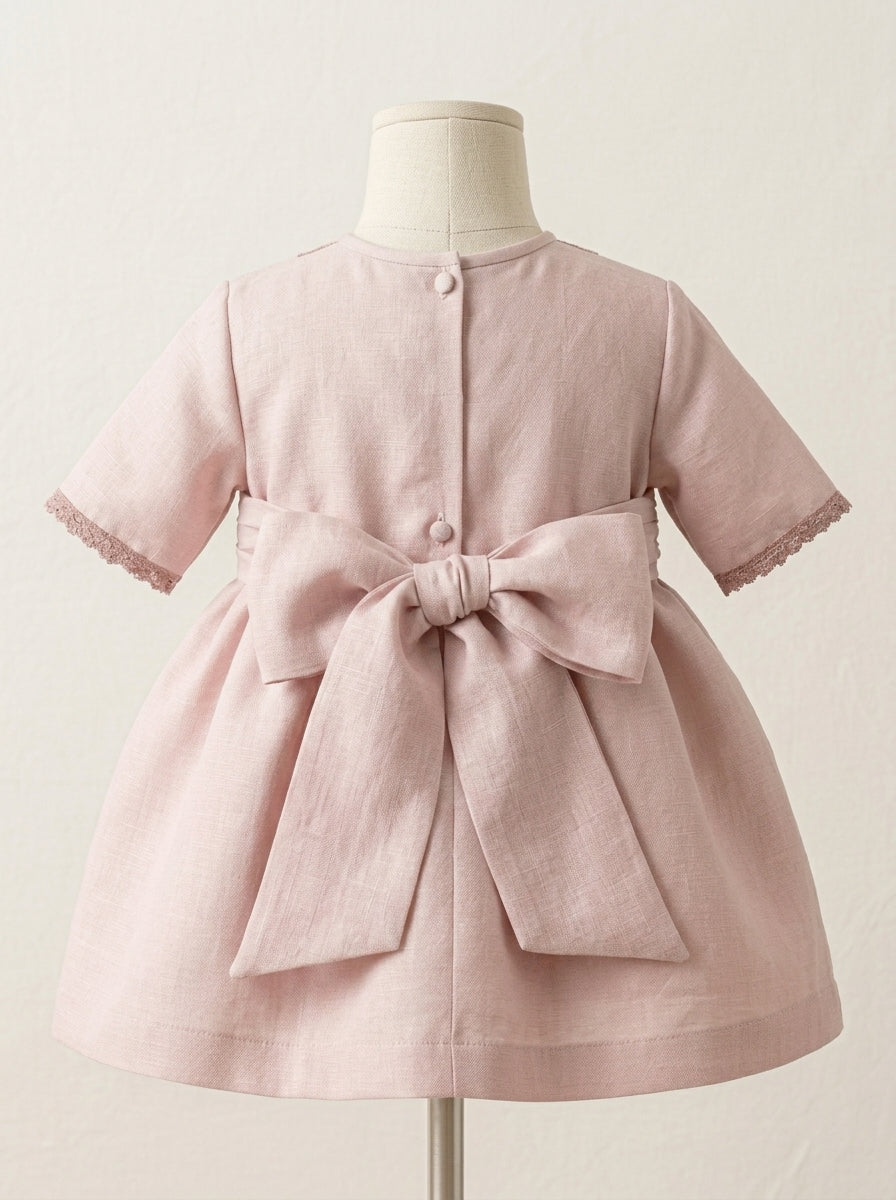 Vestido de seda rosa empolvado con puntilla