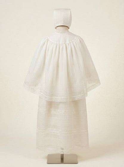 Faldón organza beige con lorzas y vainicas, capota y capa