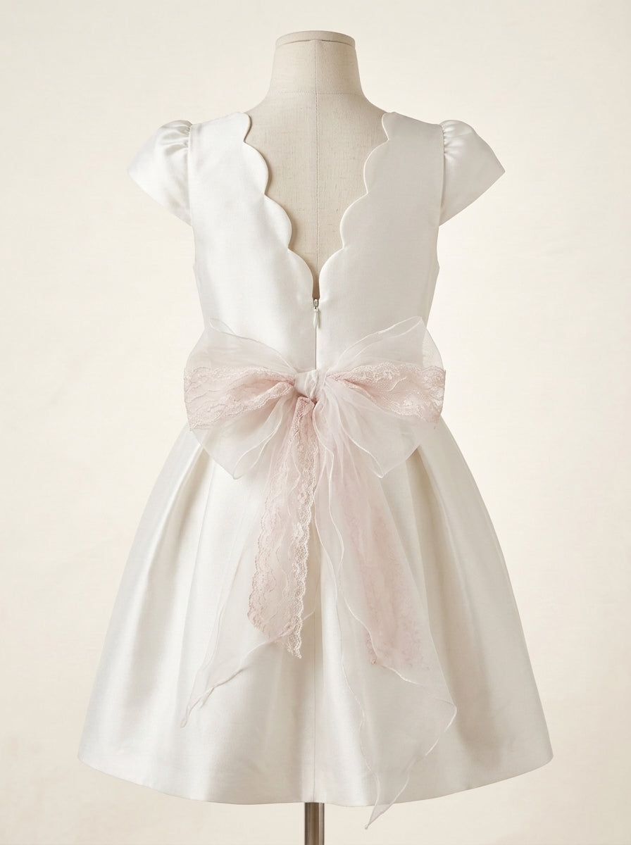 Vestido mikado blanco con espalda ondas y fajin tul rosa con flores