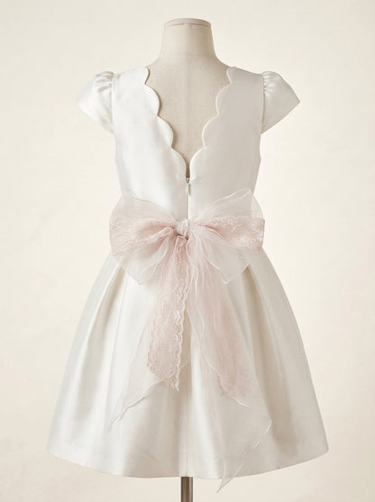 Vestido mikado blanco con espalda ondas y fajin tul rosa con flores