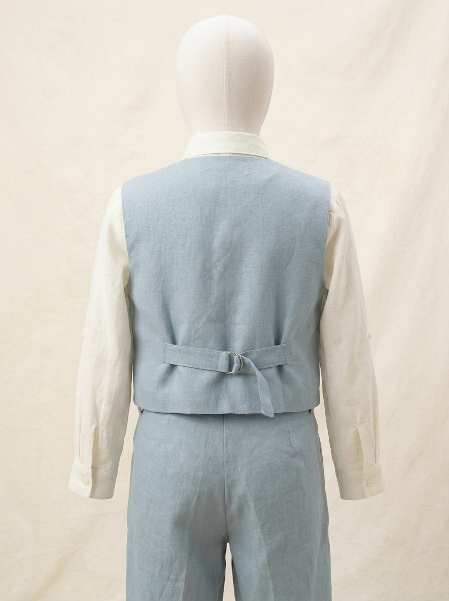 Conjunto camisa lino beig, short azul oceano con fajin y pajarita