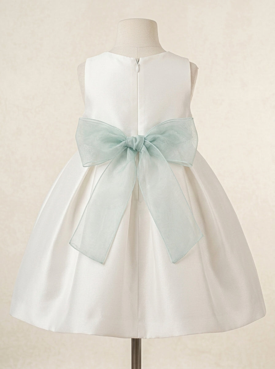 Vestido mikado blanco con fajin tul verde empolvado