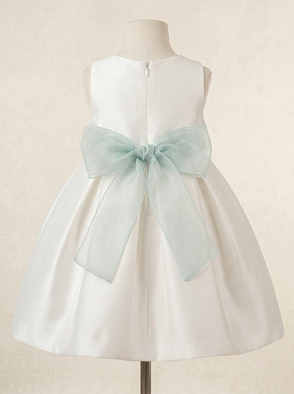 Vestido mikado blanco con fajin tul verde empolvado