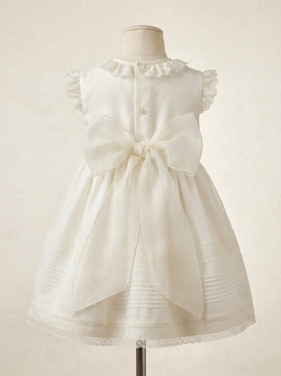 Vestido organza beig con vainicas y capota a juego