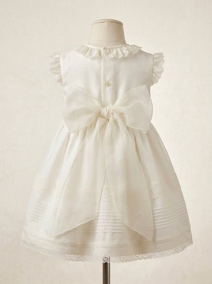 Vestido organza beig con vainicas y capota a juego