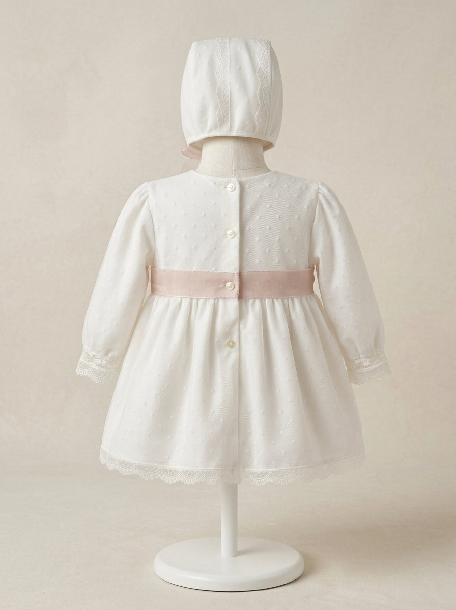 Jesusito tul plumeti blanco con fajín de organza rosa y capota