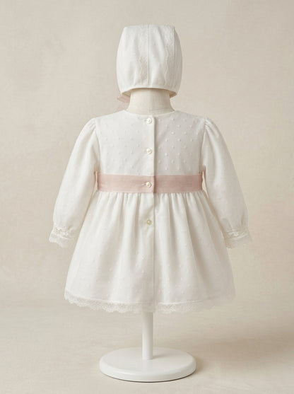 Jesusito tul plumeti blanco con fajín de organza rosa y capota