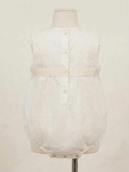 Pelele beige organza bordada y puntilla