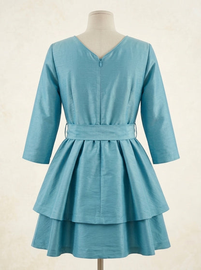 Vestido seda salvaje turquesa con volantes y manga francesa