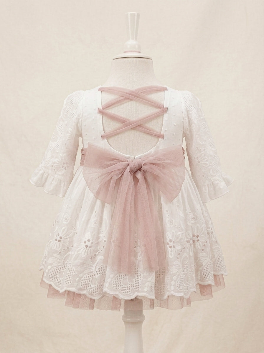 Vestido batista perforada blanca y fajin rosa empolvado
