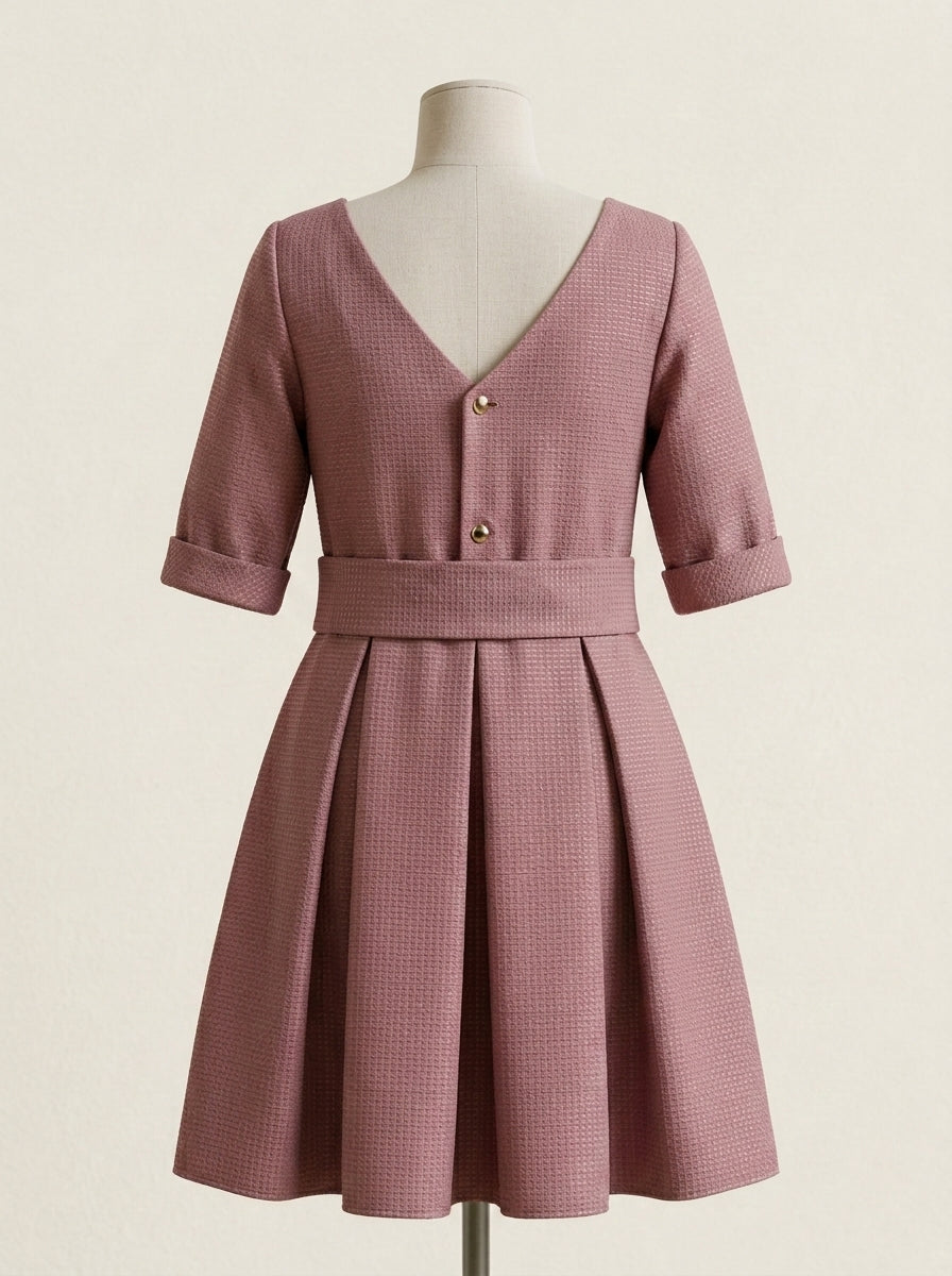 Vestido rosa maquillaje con fajin y broche cristalitos