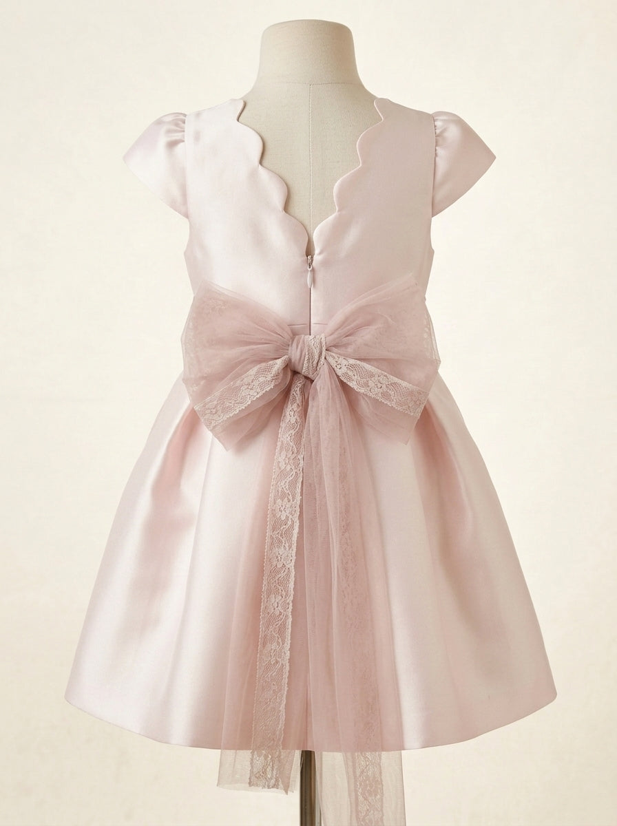 Vestido mikado rosa con fajin rosa empolvado con flores y puntilla
