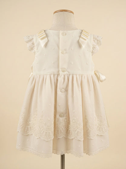 Vestido tul bordado beig con falda tul rosa y capota