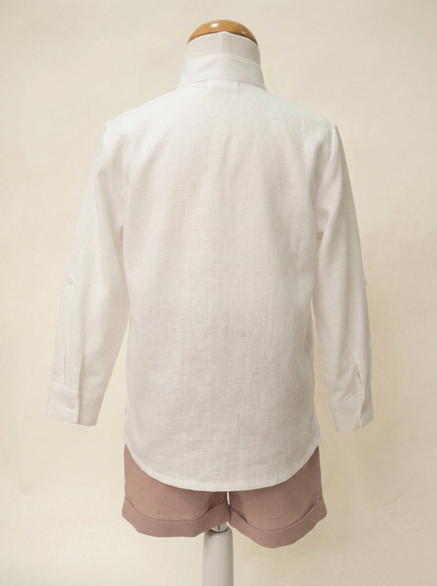 Camisa de lino blanco y short rosa empolvado