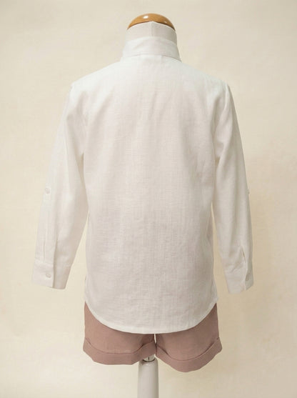 Camisa de lino blanco y short rosa empolvado