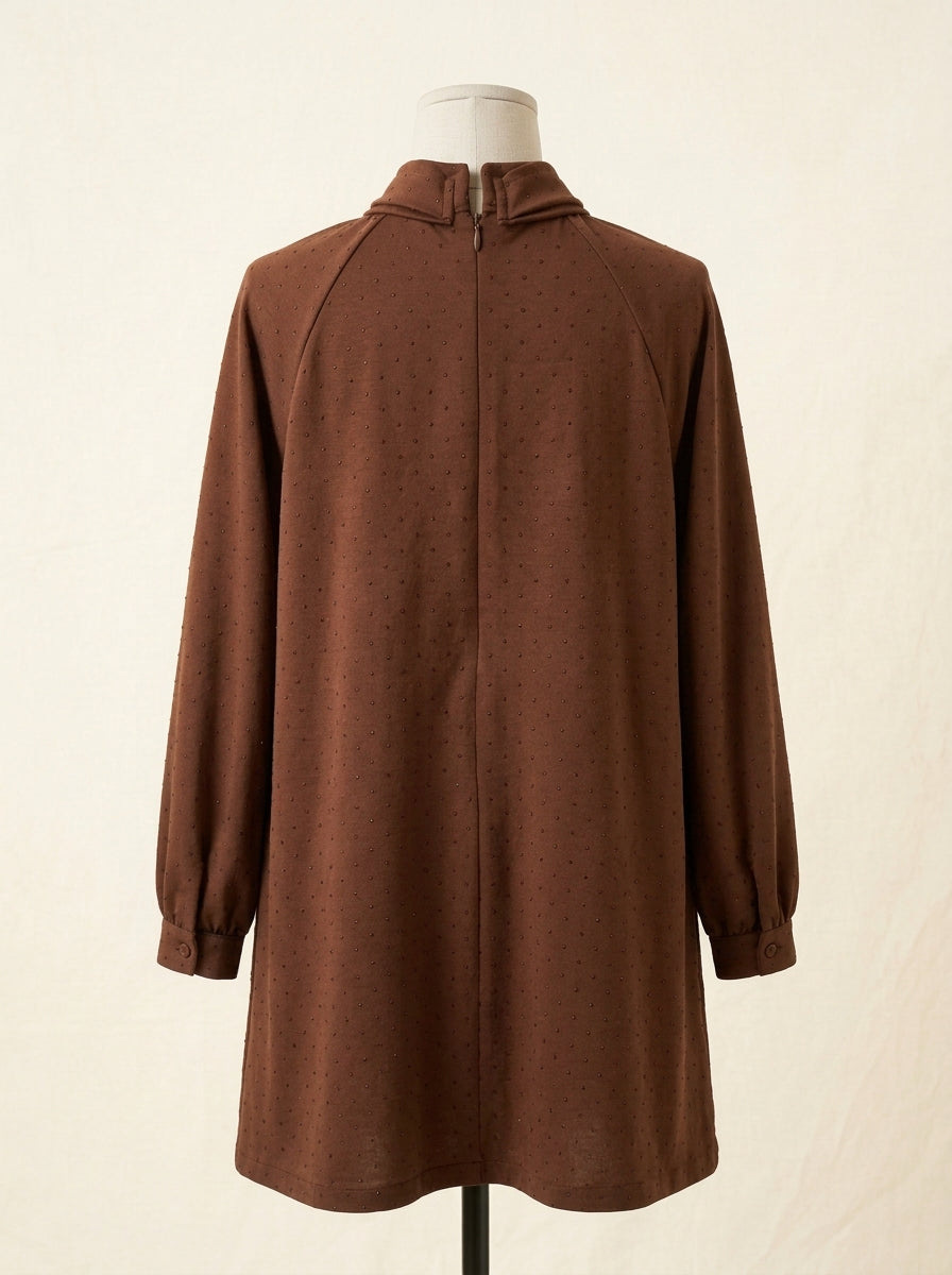 Vestido marrón evase con piedrecitas y lazada al tono