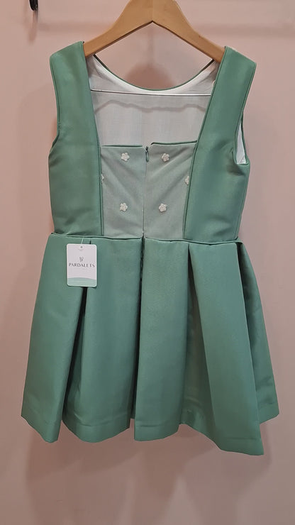 Vestido verde con cuerpo tul bordado