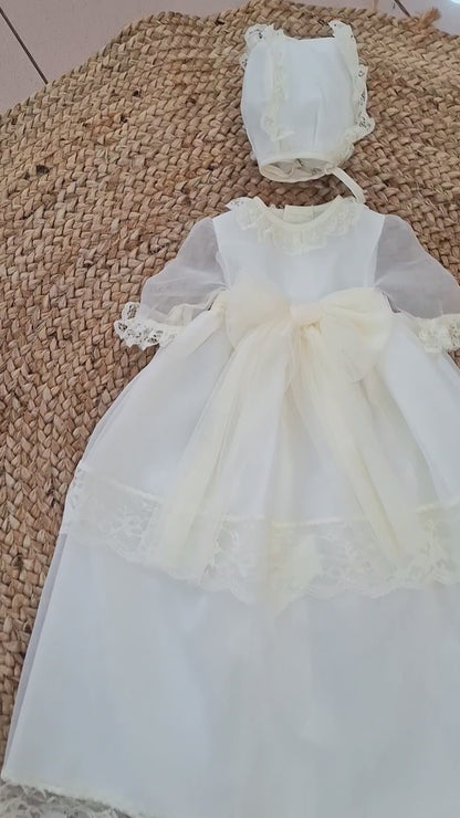Faldon de triple organza beig con lazo tul y capota