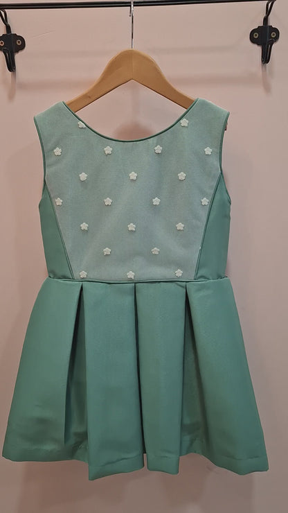 Vestido verde con cuerpo tul bordado