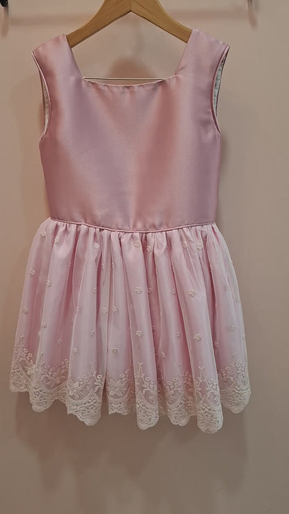 Vestido cuerpo mikado rosa maquillaje sin mangas y falda tul bordado beig