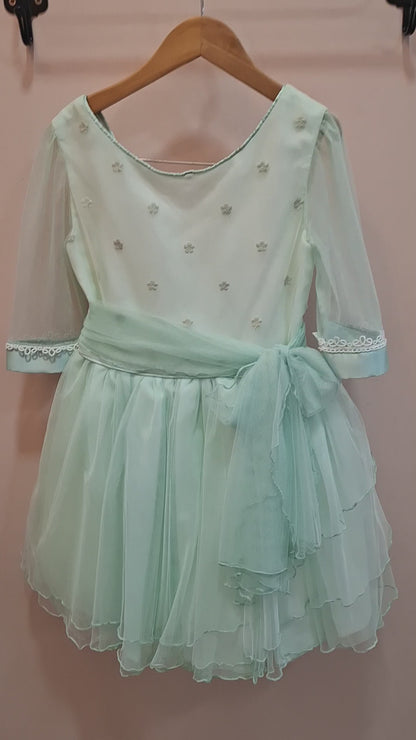 Vestido tul verde mint manga francesa con volantes