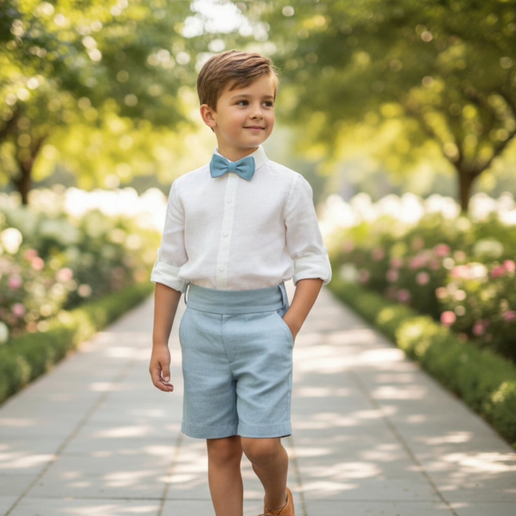 Conjunto camisa lino beig, short azul oceano con fajin y pajarita
