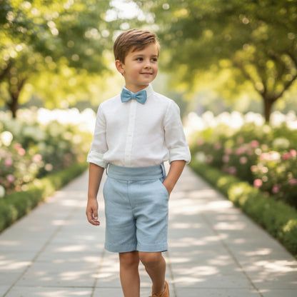 Conjunto camisa lino beig, short azul oceano con fajin y pajarita
