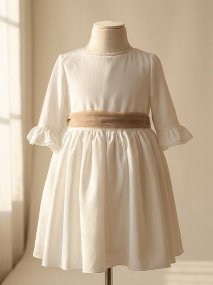 Vestido blanco con manga francesa y puntilla