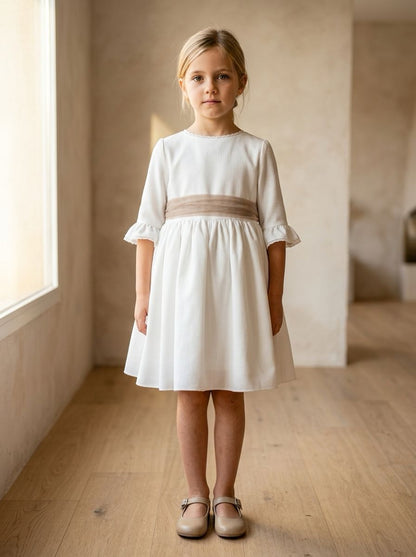 Vestido blanco con manga francesa y puntilla