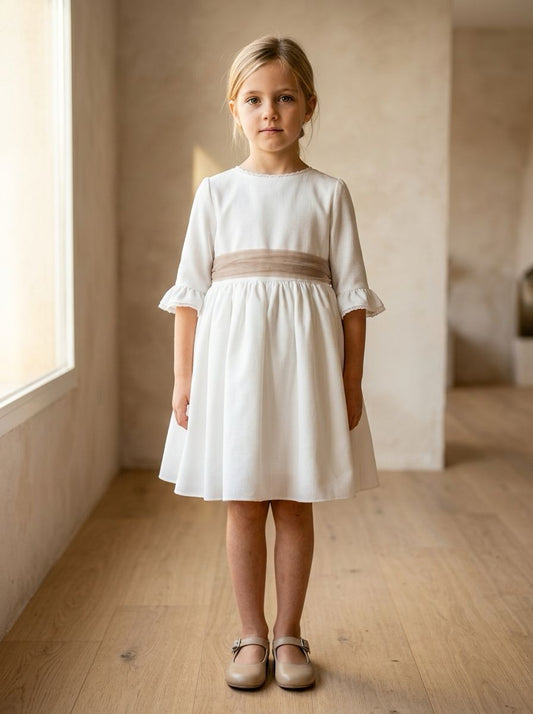Vestido blanco con manga francesa y puntilla