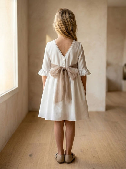 Vestido blanco con manga francesa y puntilla