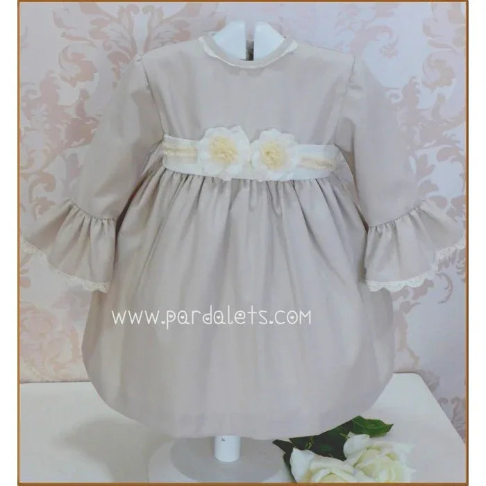 Vestido arena con puntilla beig y fajin beig con flores - PARDALETS