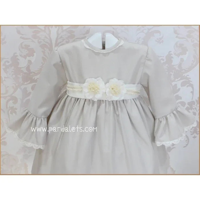 Vestido arena con puntilla beig y fajin beig con flores - PARDALETS