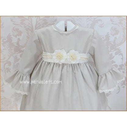 Vestido arena con puntilla beig y fajin beig con flores - PARDALETS