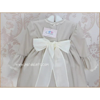 Vestido arena con puntilla beig y fajin beig con flores - PARDALETS