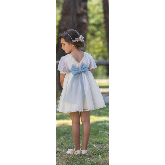 Vestido beig tul bordado y fajin azul - PARDALETS