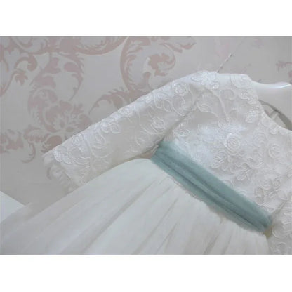 Vestido blanco roto cuerpo tul bordado floral y fajin verde - PARDALETS